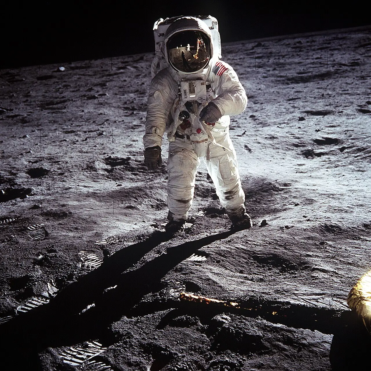 Buzz Aldrin ve skafandru stojí na povrchu Měsíce