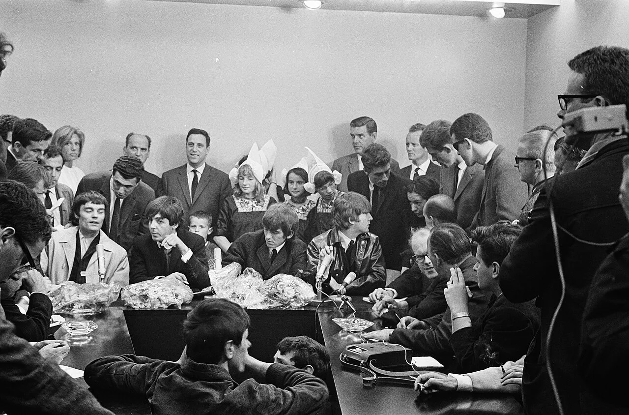 Členové The Beatles na tiskové konferenci při návštěvě Nizozemska