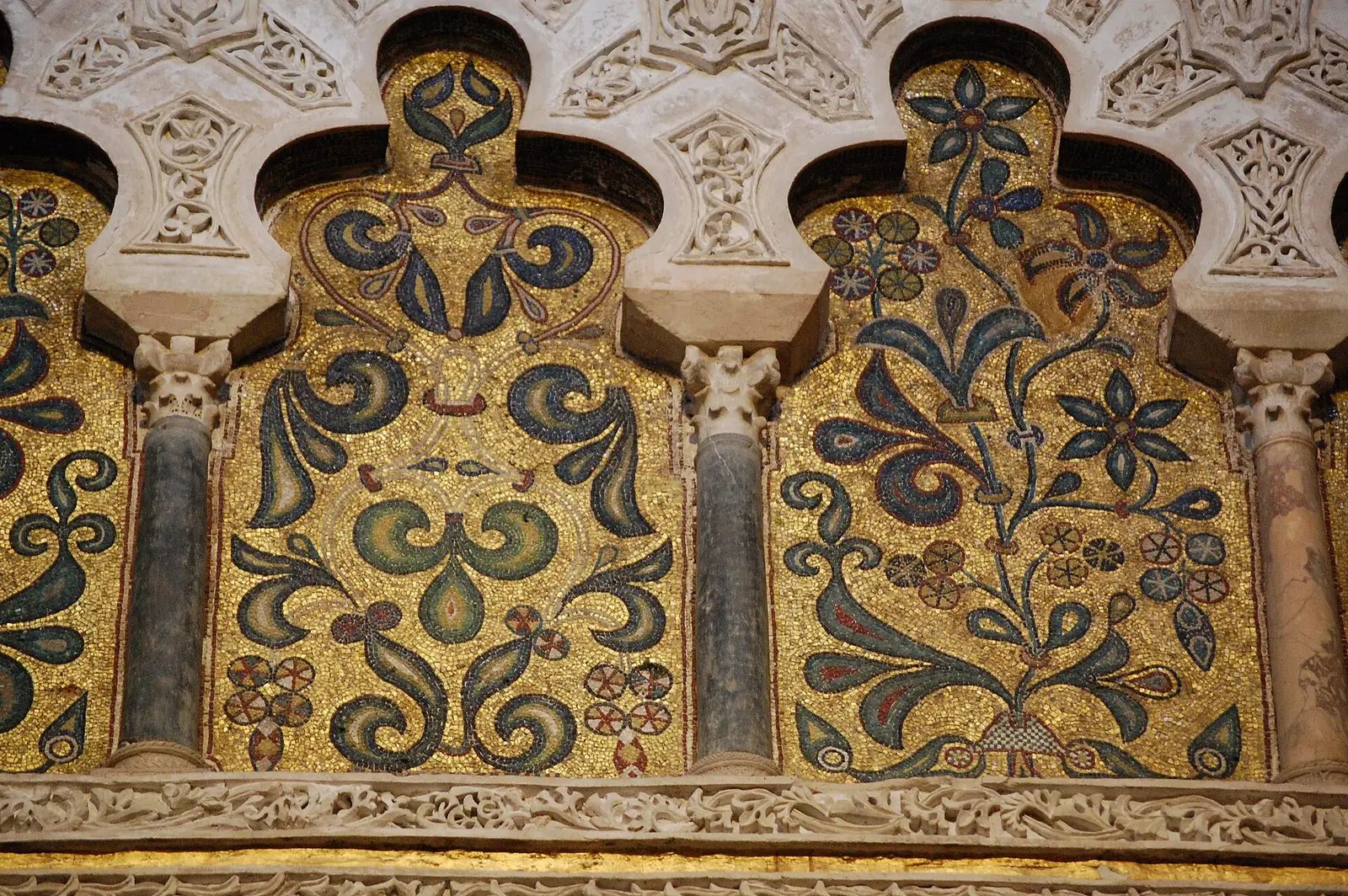 Rostlinné ornamenty a členěné obloučky ve výzdobě mihrábu mešity v Córdobě