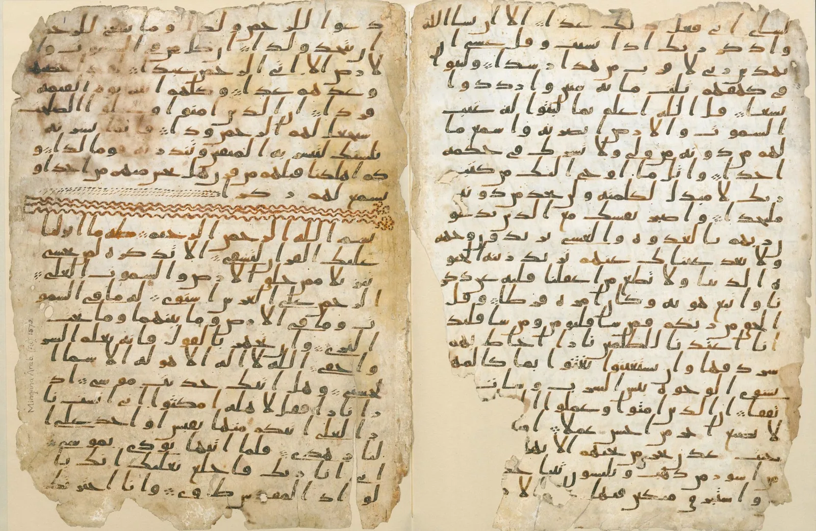 Dva pergamenové listy koránu s raným arabským písmem