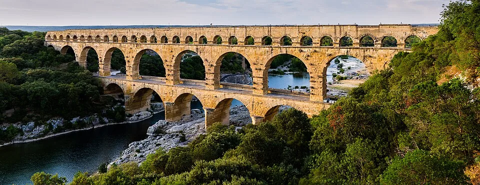 Třípatrový římský akvadukt Pont du Gard nad řekou Gardon